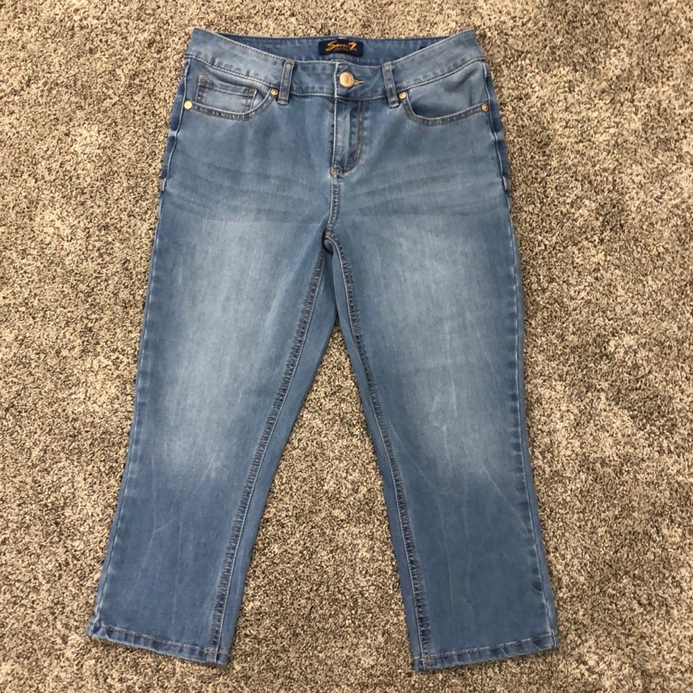 Seven7 light wash capris size 6 EUC